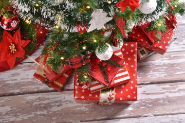 hediyeleri Noel ağacının altında