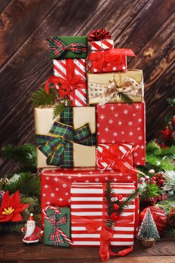 Noel hediye kutuları yığını