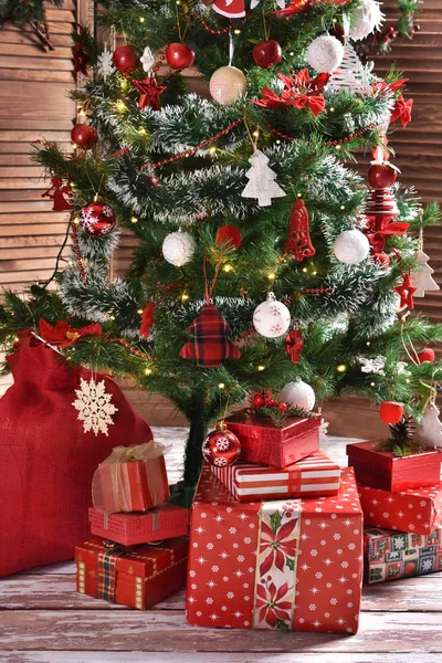 Presenteert onder kerstboom — Stockfoto