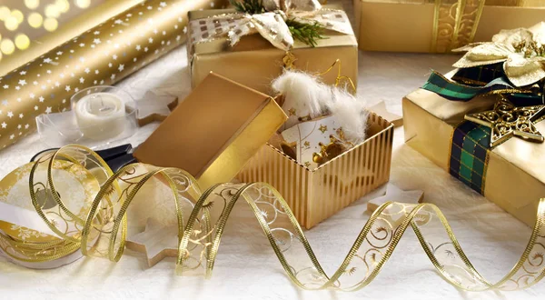 Pakowanie prezentów świątecznych w stylu glamour ze złotym kolorze pa — Zdjęcie stockowe