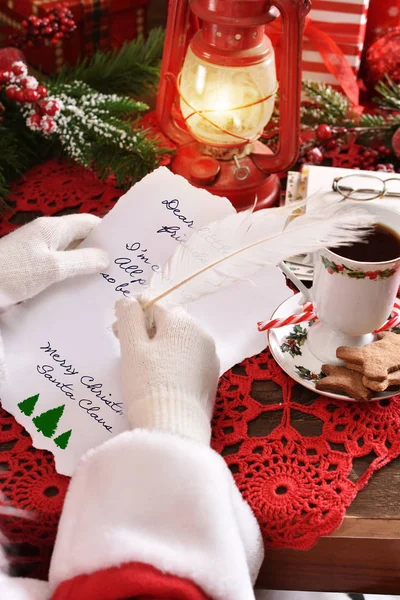 Weihnachtsmann schreibt einen Brief mit einem Federkiel — Stockfoto