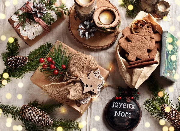 Weihnachtsflache lag im rustikalen Stil mit Geschenken und Lebkuchen — Stockfoto