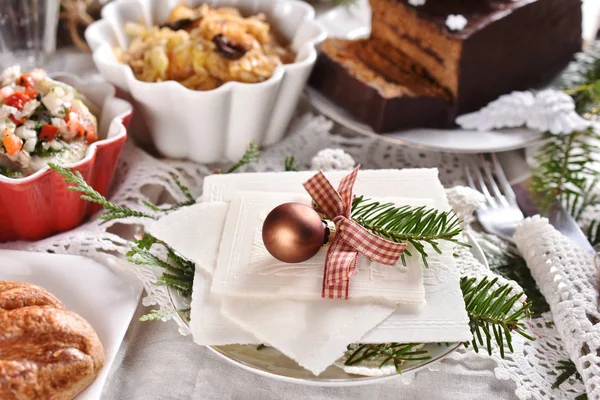 Julafton wafer på festligt bord — Stockfoto