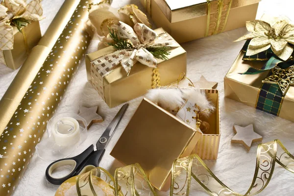 Embalaje regalos de Navidad en estilo glamour con color dorado pa —  Fotos de Stock