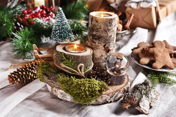 Rustykalne dekoracje świąteczne z drewnianymi świecznikami — Zdjęcie stockowe