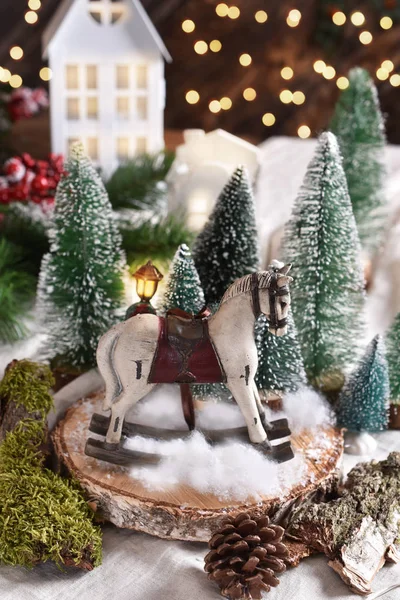 Украшение рождественского стола фигуркой качающейся лошади в стиле ретро — стоковое фото