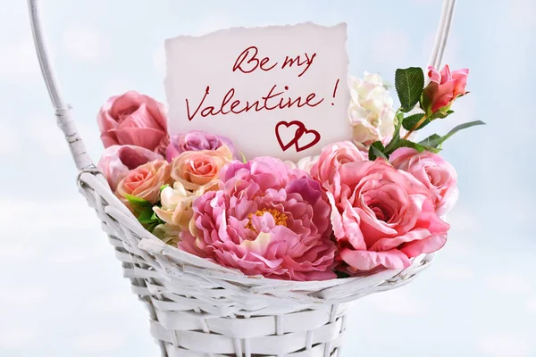 Ein Korb mit Blumen für einen Valentinstag — Stockfoto