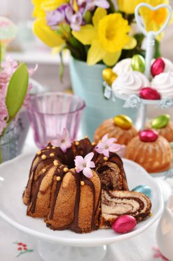 Geleneksel paskalya pastaları ve bahar süsleriyle güzel bir festival masası.