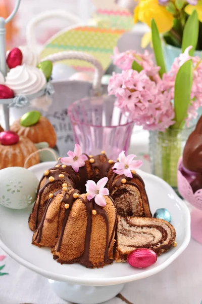 Gyönyörű Ünnepi Asztal Hagyományos Húsvéti Süteményekkel Tavaszi Dekorációval — Stock Fotó