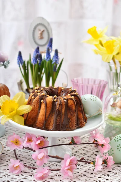 Geleneksel Paskalya Pastaları Bahar Süsleriyle Güzel Bir Festival Masası — Stok fotoğraf