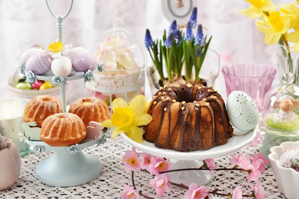 Gyönyörű Ünnepi Asztal Hagyományos Húsvéti Süteményekkel Tavaszi Dekorációval — Stock Fotó