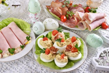 Sebze salatası ve jambonlu yumurtalı paskalya kahvaltısı.