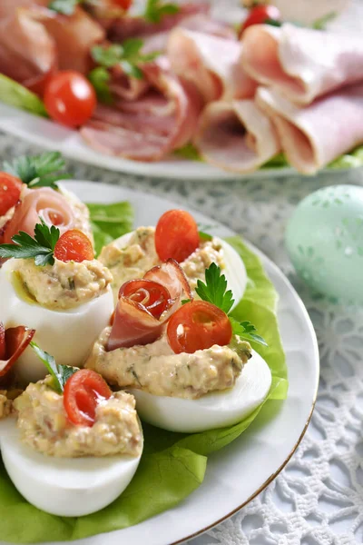 Pasen Ontbijt Met Eieren Gevuld Met Groentesalade Ham Feestelijke Tafel — Stockfoto