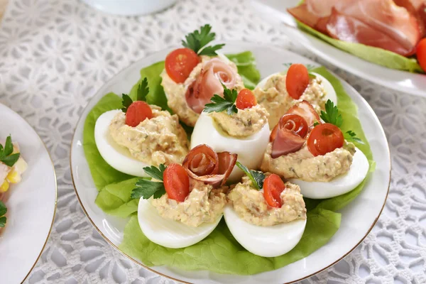 Desayuno Pascua Con Huevos Rellenos Ensalada Verduras Jamón Mesa Festiva — Foto de Stock