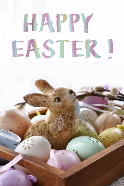 Kartka Wielkanocna Kolorowymi Jajkami Figurką Króliczka Drewnianym Pudełku — Zdjęcie stockowe