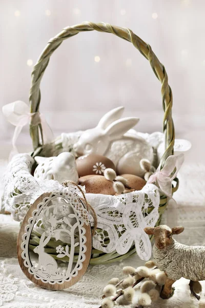 Decoración Pascua Con Cesta Mimbre Huevos Conejito —  Fotos de Stock
