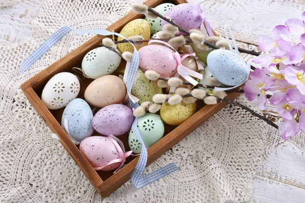 Επίπεδη Lay Πασχαλινό Διακόσμηση Πολύχρωμα Αυγά Και Πετσέτες Ξύλινο Κουτί — Φωτογραφία Αρχείου