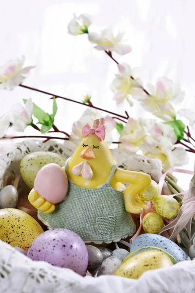 用有趣的母鸡人偶装饰在柳条筐里 满是五彩斑斓的蛋黄 白色的 — 图库照片