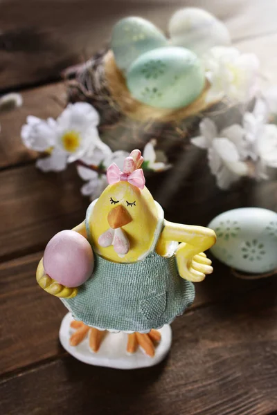 Easter Decoration Funny Hen Figurine Eggs Nest Wooden Background — Stock Photo, Image
