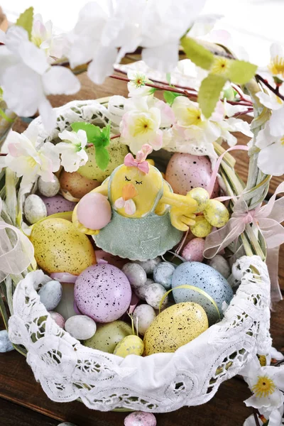 Osterdekoration Mit Lustigen Hühnerfiguren Weidenkorb Voller Bunter Eier — Stockfoto