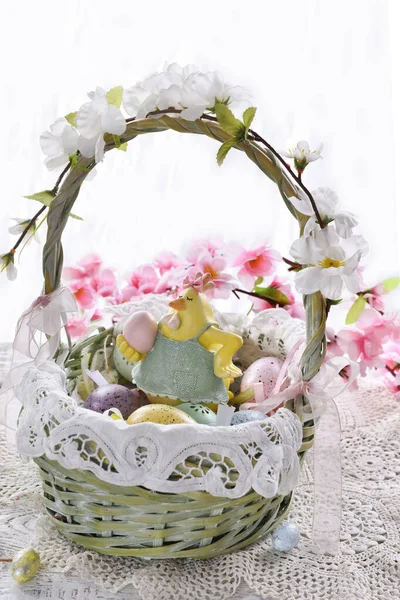 Ψάθινο Καλάθι Πασχαλινές Διακοσμήσεις Λουλούδια Αυγά Και Κοτόπουλο Αγαλματίδιο Που — Φωτογραφία Αρχείου