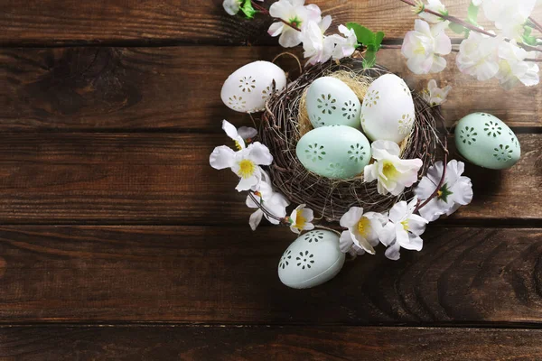 Tło Wielkanocne Kolorowymi Jajkami Gnieździe Ciemnych Drewnianych Deskach Stylu Rustykalnym — Zdjęcie stockowe