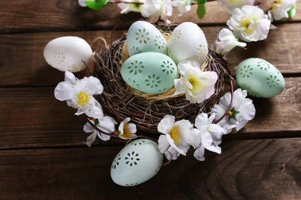 Osterhintergrund Mit Bunten Eiern Nest Auf Dunklen Holzplanken Rustikalen Stil — Stockfoto