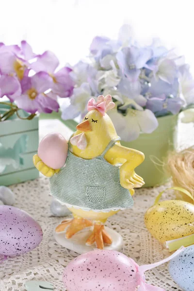 Пасхальное Украшение Забавной Фигуркой Курицы Цветы Красочные Яйца Изолированы Белом — стоковое фото