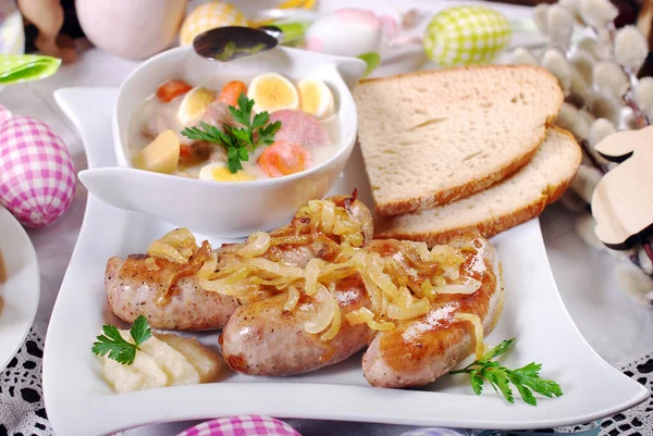 Traditionelle Oster Weißwurst Mit Zwiebeln Und Weißem Borschtsch Mit Gemüse — Stockfoto