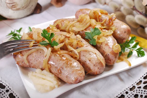 Traditionelle Osterweisswurst Mit Zwiebeln Auf Festtafel Gebacken — Stockfoto