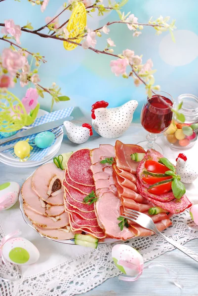 Osterfrühstück Mit Pökelfleisch Schinken Und Salami Auf Festlichem Tisch — Stockfoto