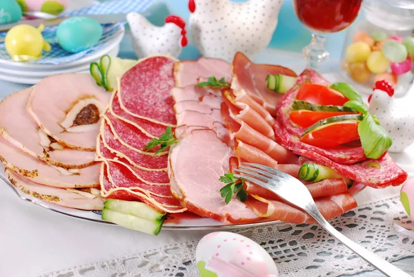 Pequeno Almoço Páscoa Com Prato Carne Curada Presunto Salame Mesa — Fotografia de Stock