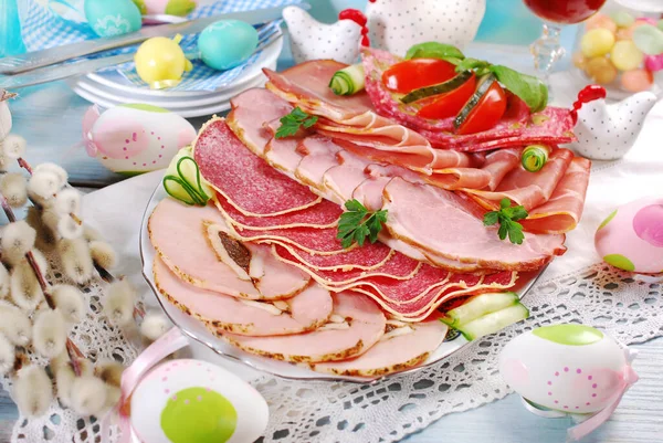 Desayuno Pascua Con Plato Carne Curada Jamón Salami Mesa Festiva —  Fotos de Stock