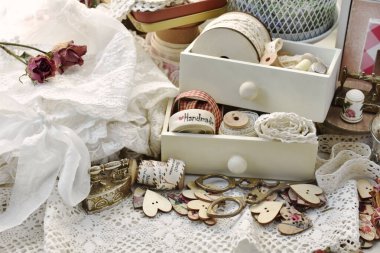 Ahşap düğmeler, dantel süslemeler, makas ve eski tarz kurdeleler gibi malzemeler. 