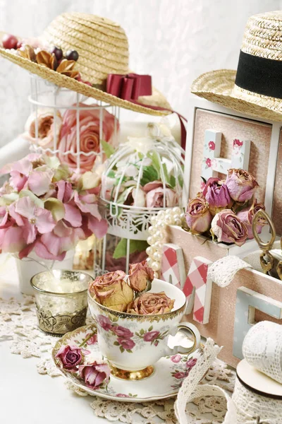 Shabby Elegancki Styl Wnętrza Suszonych Róż Porcelanowej Filiżance Dekoracji — Zdjęcie stockowe