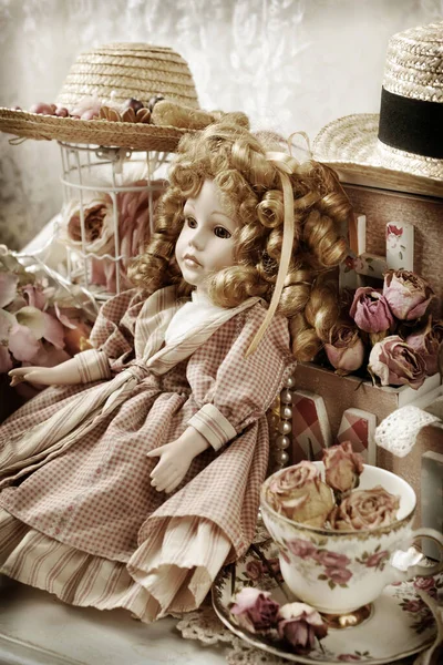 Vintage Puppe Mit Schönem Haar Shabby Chic Stil Interieur — Stockfoto