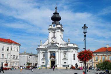  Kutsal Meryem Bazilikası ve Papa 2. John Paul 'un doğduğu ev Wadowice' deki ana meydanda.