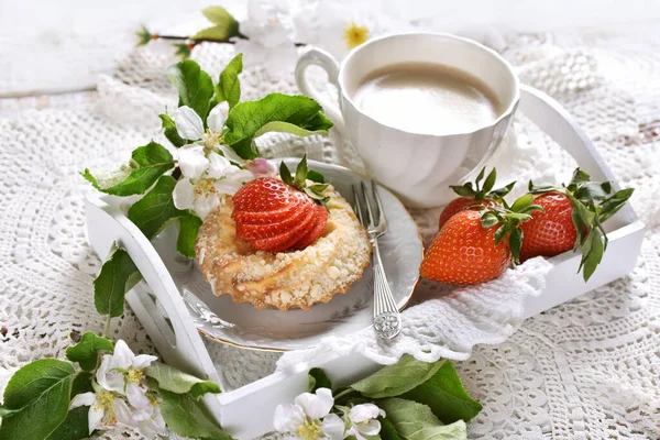 Mini Tartlet Caseiro Com Queijo Cottage Morango Xícara Cappuccino Servido — Fotografia de Stock