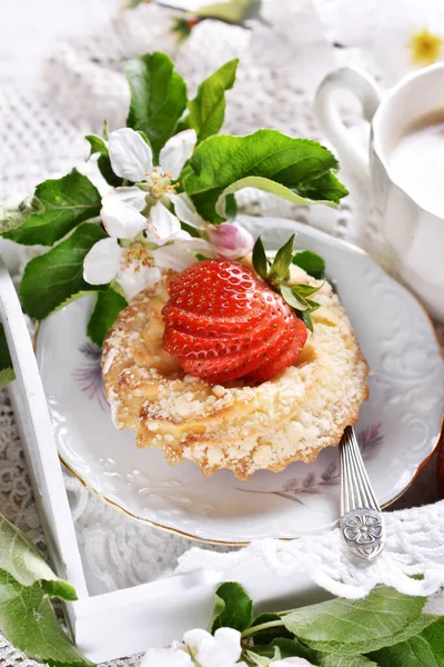 自制的小馅饼 配上奶酪 草莓和卡布奇诺咖啡 放在白色木制托盘上 — 图库照片