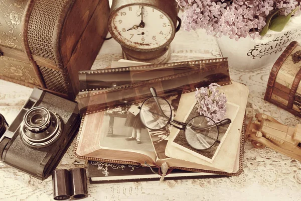 古色古香的生活方式仍然是用旧的照片 照相机 钟表和木箱装饰的 — 图库照片