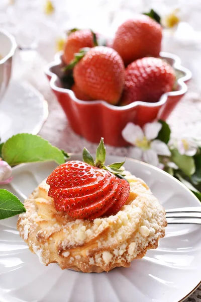 Mini Tartlet Caseiro Com Queijo Cottage Morango Frutas Frescas Tigela — Fotografia de Stock