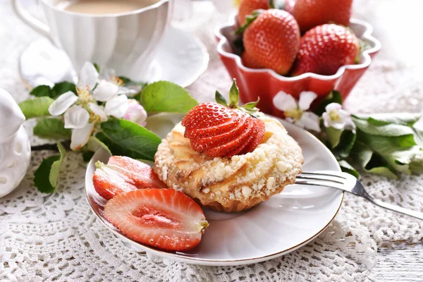 Mini Tartlet Caseiro Com Queijo Cottage Morango Frutas Frescas Tigela — Fotografia de Stock