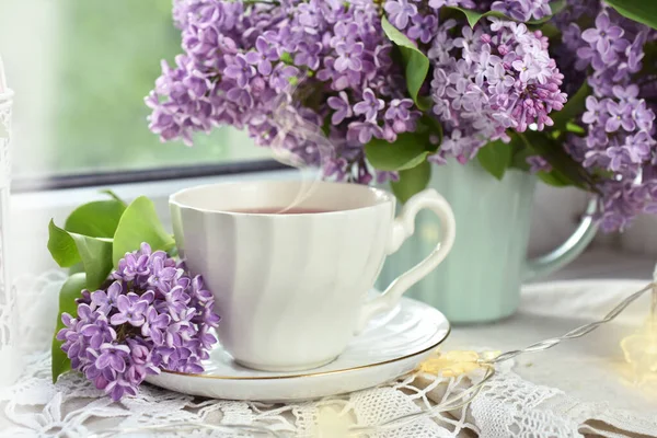 Чашка Чаю Купа Фіолетових Бузкових Квітів Підвіконні Романтичному Настрої — стокове фото