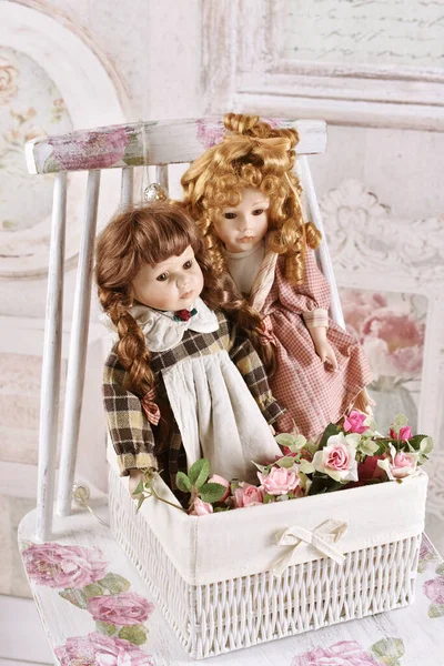 Дві Старовинні Ляльки Старомодних Сукнях Плетеному Кошику — стокове фото