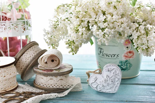 Grupo Flores Lilás Brancas Vaso Carretéis Guarnições Renda Algodão Velho — Fotografia de Stock