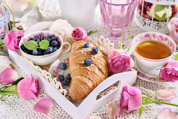 Romantica Colazione Con Croissant Fresco Mirtilli Tazza Vassoio Legno Bianco — Foto Stock