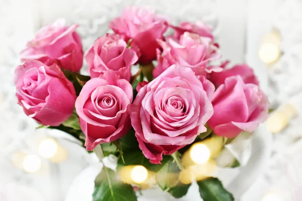 Nahaufnahme Eines Straußes Frischer Rosa Rosen Als Geschenk — Stockfoto