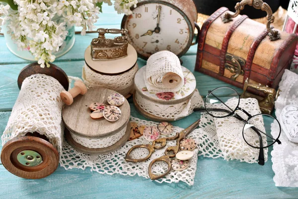 ヴィンテージスタイルの縫製用品 レーストリムのスプール 木製テーブルの古いはさみとボタン — ストック写真