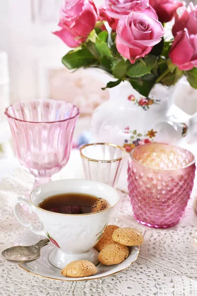 Bir Fincan Kahve Talyan Kurabiyesi Masanın Üstünde Pembe Güllerle Amaretti — Stok fotoğraf