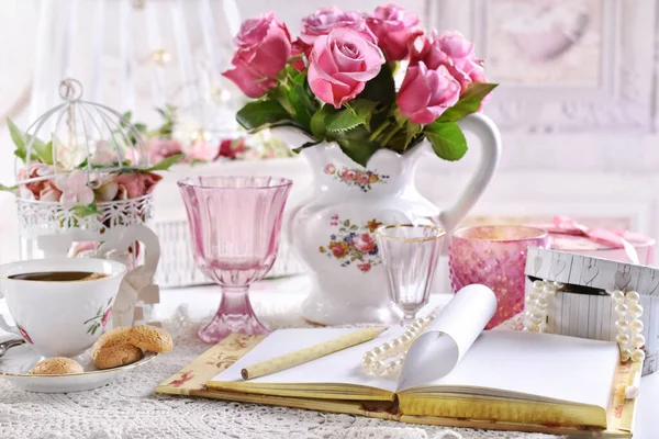 テーブルの上のピンク色のバラの花束にコーヒーとノート — ストック写真